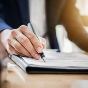 Profesional firmando una carta de opinión de experto ante el USCIS