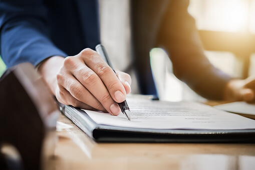 Profesional firmando una carta de opinión de experto ante el USCIS