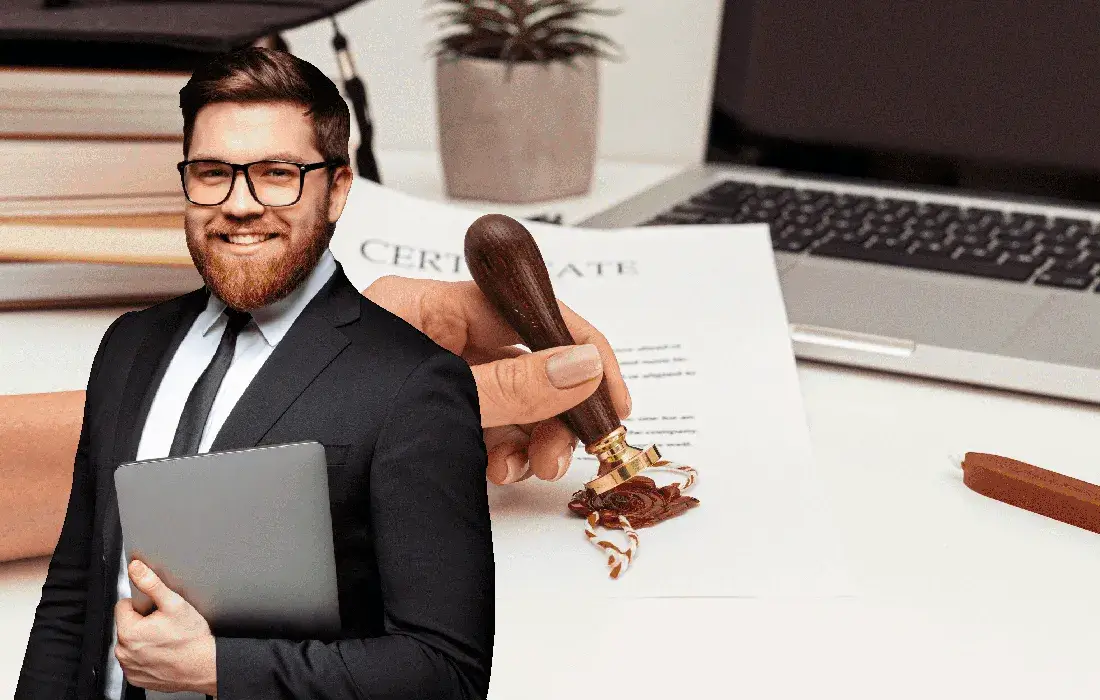 Ejecutivo con pluma y laptop.