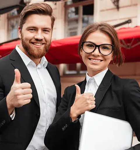 Dos personas de negocios dando pulgares arriba.
